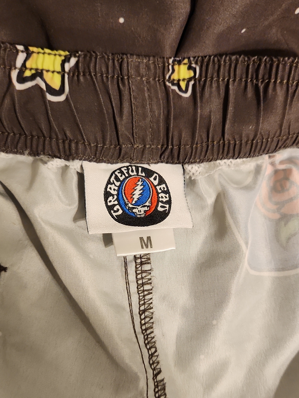 Grateful Dead Men's Black Graphic Shorts with Red Drawstring - Picture 4 of 7